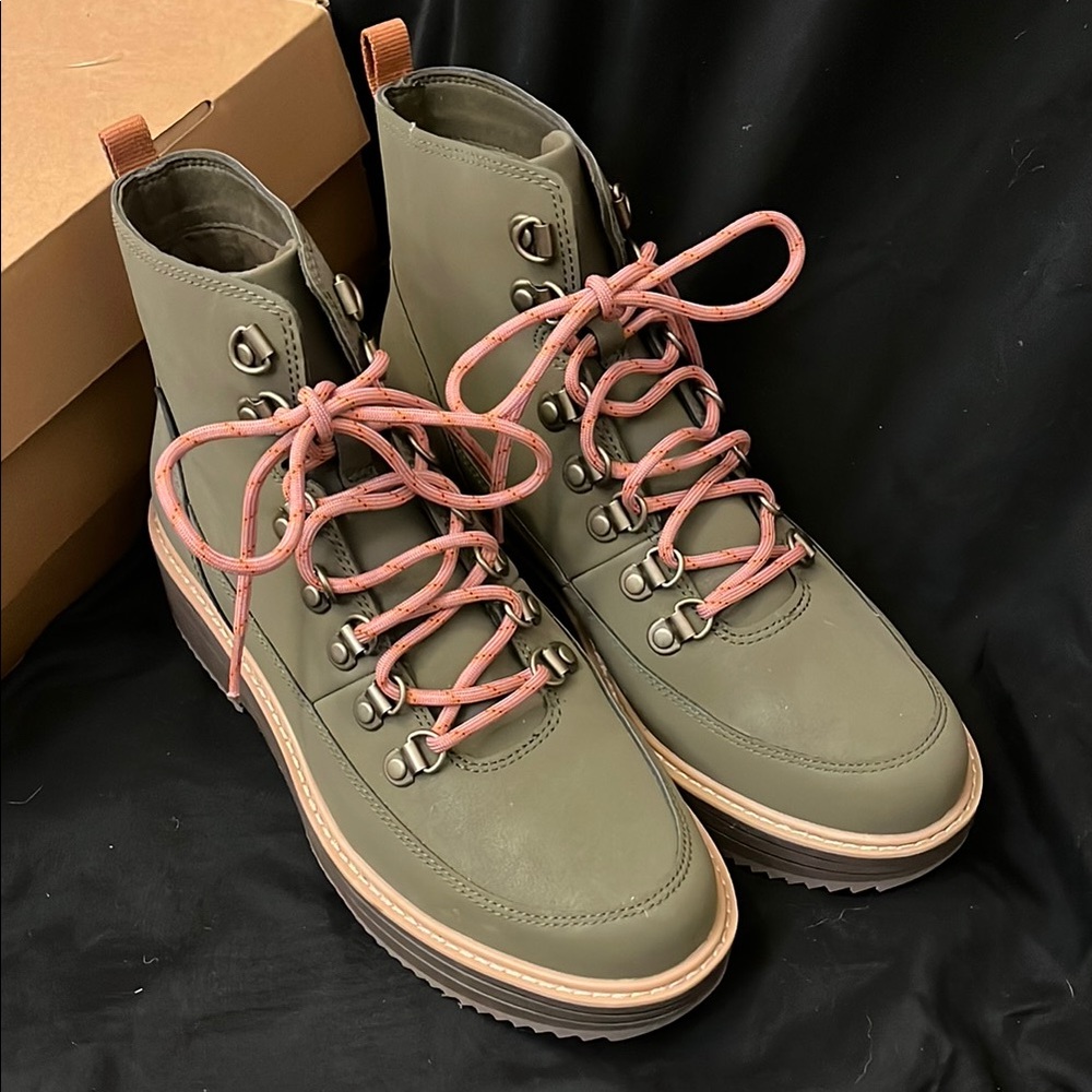 Teva Olive Green Women's Midform Hiking Boots Size 9